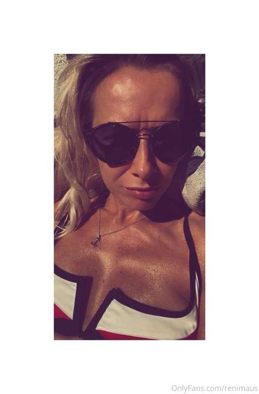 Sun kiss 💋 follow my vip for free pics/videos and let’s have..