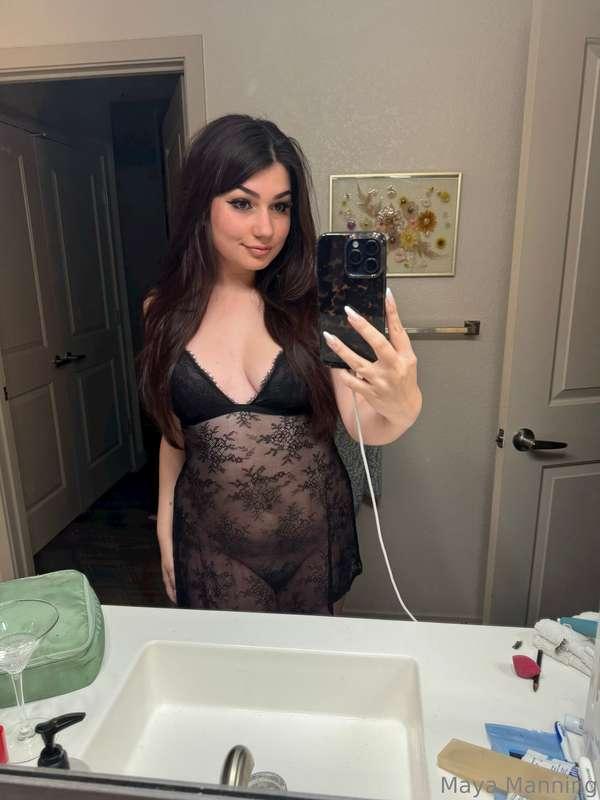 Do I look good in black?☺️