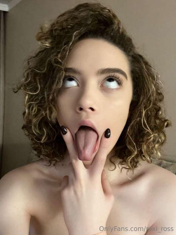 Let me distract you👉@evacurly💋Cute girl @evacurly loves to p..