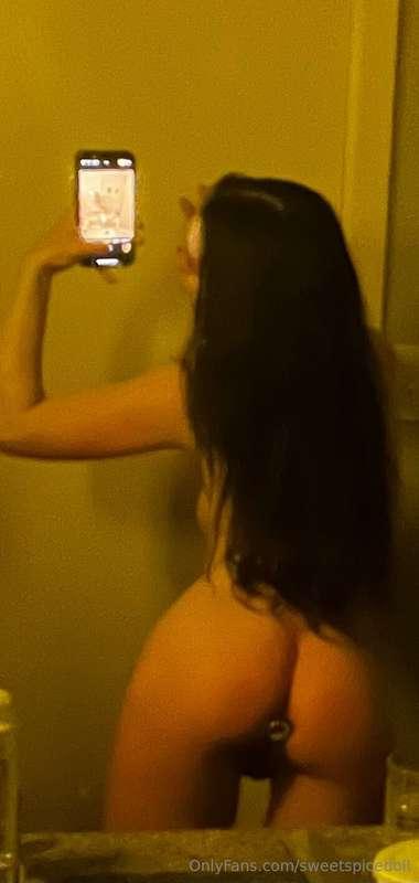 Low quality pic, high quality bootyyy