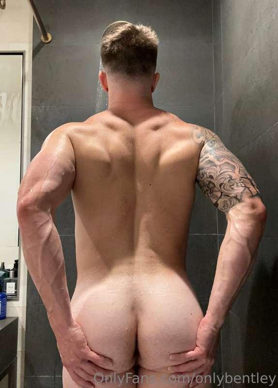 Hey hold this for me 😉🍑