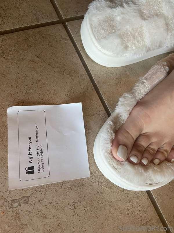 Loving my new slippers from my addicted ex 💅🏻 