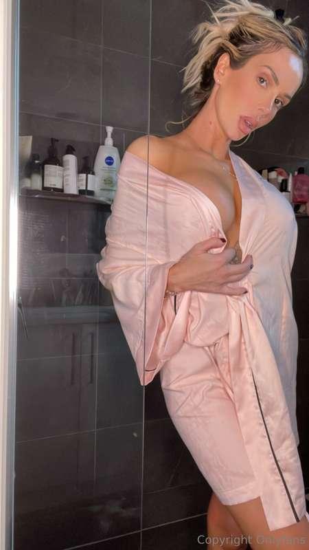 Fucking myself in doggy in the shower 😩💦🍆

Don't miss it ton..