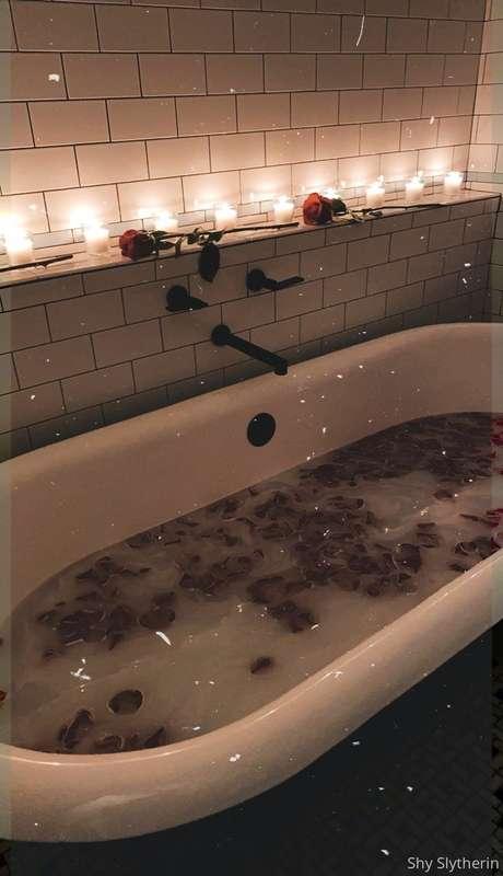 Relax sweetheart and come take a bath with me 😘🌹💦