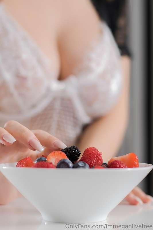 Hungry for fruits or for my tits ?