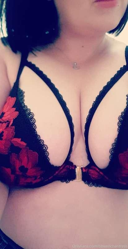 Feeling sexy in new lingerie 😈 cleavage looks amazing 😍