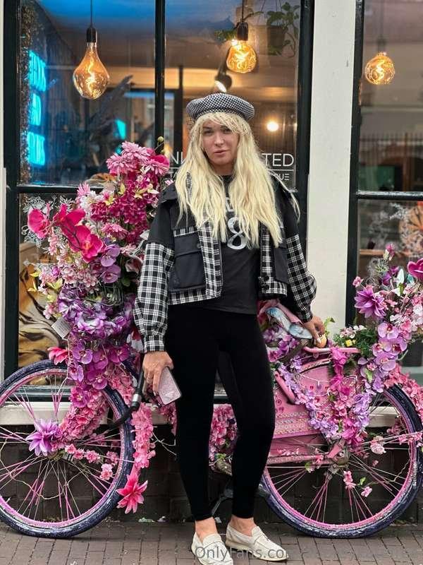 Giving off those Paris vibes — effortless, sexy, and a littl..
