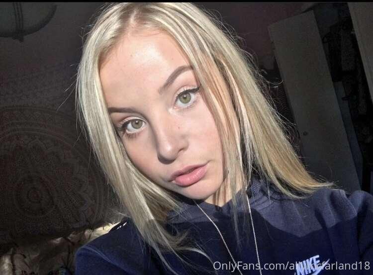 Message me daddy, i’m so wet for you😇💦