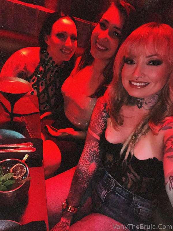 Out with these two tonight 🥰 @yourfavoritebigbooty and @mone..