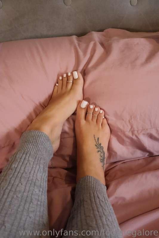 🚨 New pedi! 🚨
Chilling in bed, getting lost in my wild thoug..