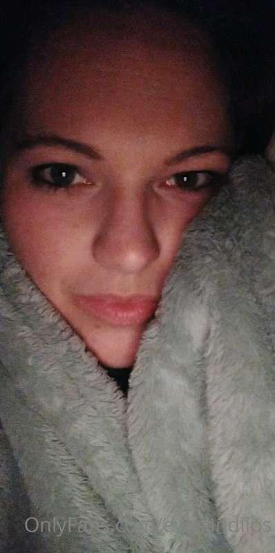 Good morning babes... Come snuggle with me 😻