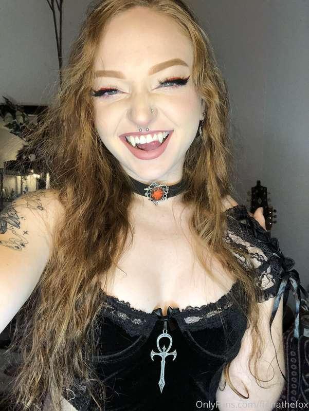 vampy vixen 🖤🩸  selfies + outfit shots of my new vampire loo..