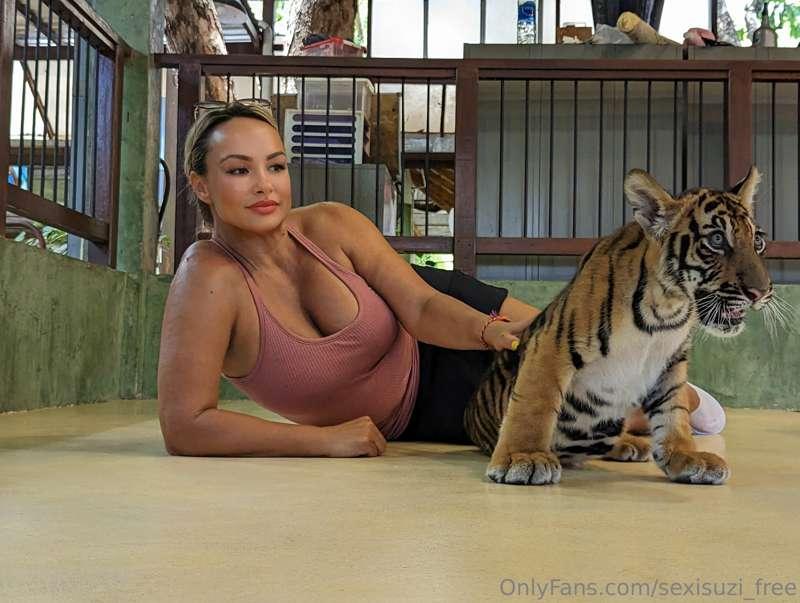 Omg look at me 😍 BABY TIGERS!