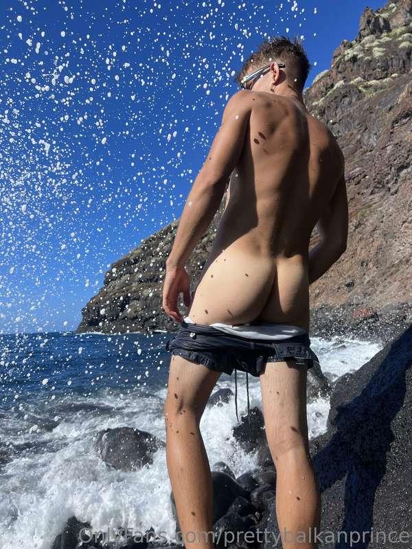 Enjoy the view 🤪🌊 Spent an amazing day at the beach today, h..