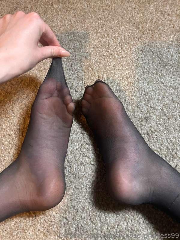 I need 💦 on my pantyhose feet😍
