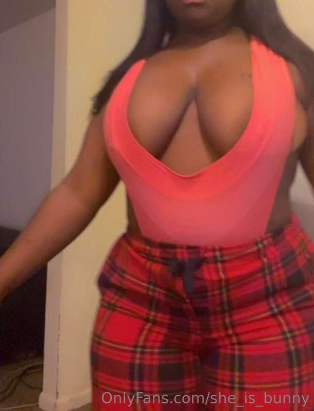 Happy Sunday!! Just chilling in my shoulder wedgie 💋