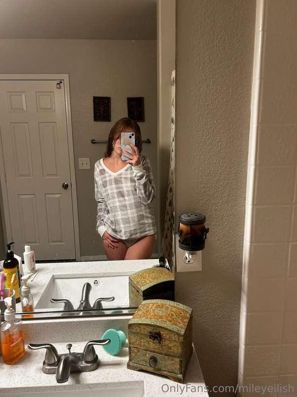 Showering alone is boring 😩
