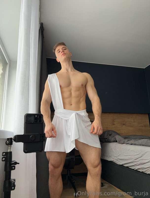 Ancient Greek style 🏛️? I think it suits me just well 😏
.
🚨 ..