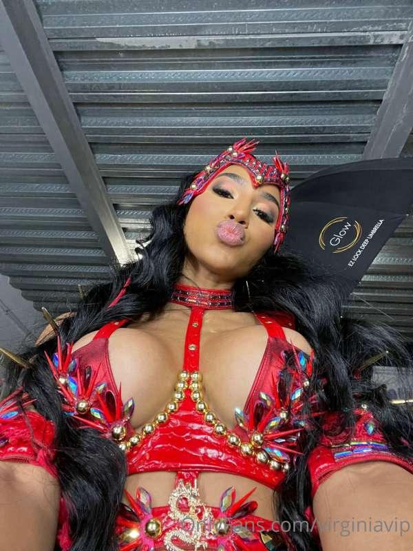 Behind the Scenes with me!!! 🎥❤️
Papi cum look at my ass & t..