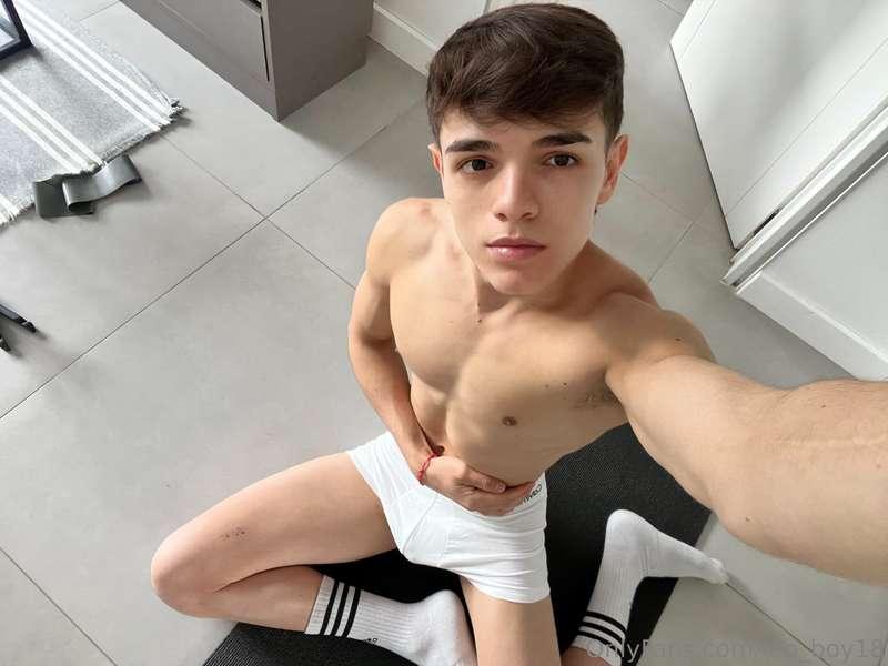 About to work out, who wanna join?😻