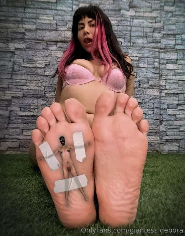 Worship my big feet! 🦶 Tip me if u wanna be the next subscri..