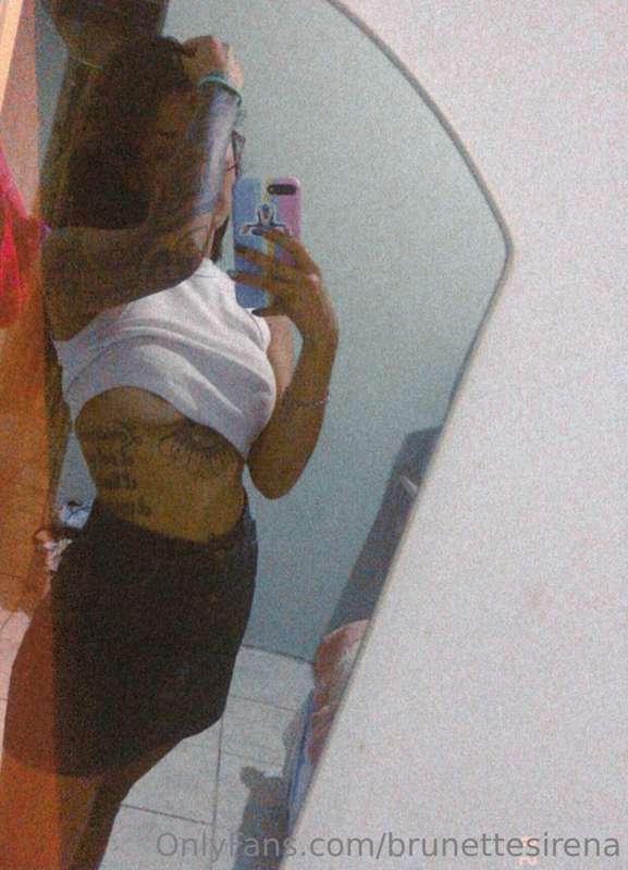 Oh, and baby I’m fist fighting with fire
Just to get close t..