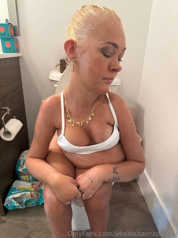 I love giving head on the toilet 🩷💦