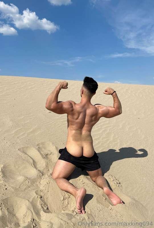 A little bit of sunshine mixed with a whole lot of ass. 😉🍑☀️