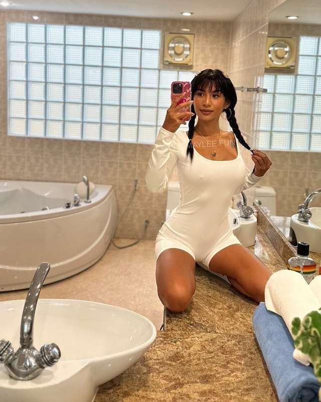 Here's a few obligatory bathroom mirror selfies 🤭📸