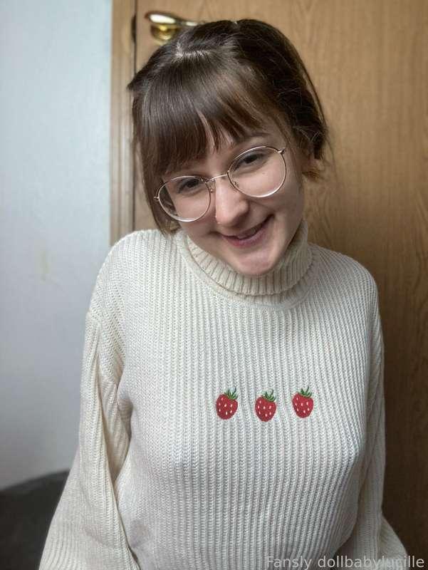 would you add some cream to my strawberries?


#fyp #girlnextdoor #allnatural #petite #cute #adorable #bigeyes #glasses #bangs