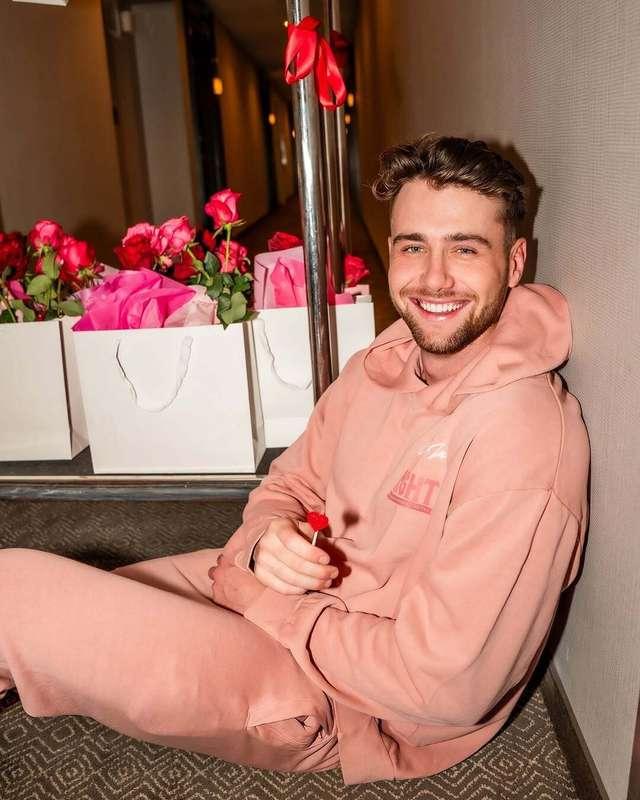 Still looking for a gf to put in my new merch ❤️
