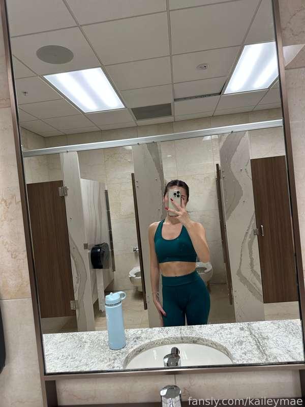 #OOTD 🦕 went to my cycling class today and got all sweatyyy but then i made a yummy dinner for some gains 💪🏼

#gym #fitness #cooking