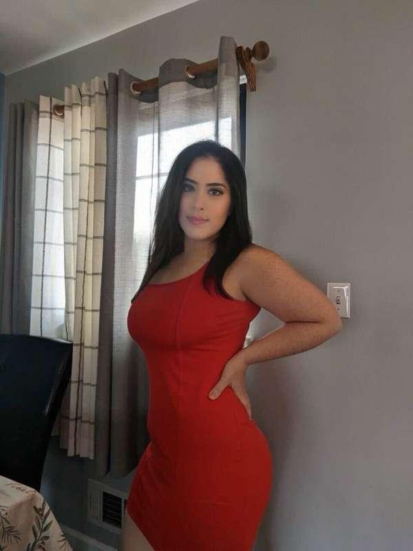 Drop a ❤️ if you're loving this red dress as much as I am!