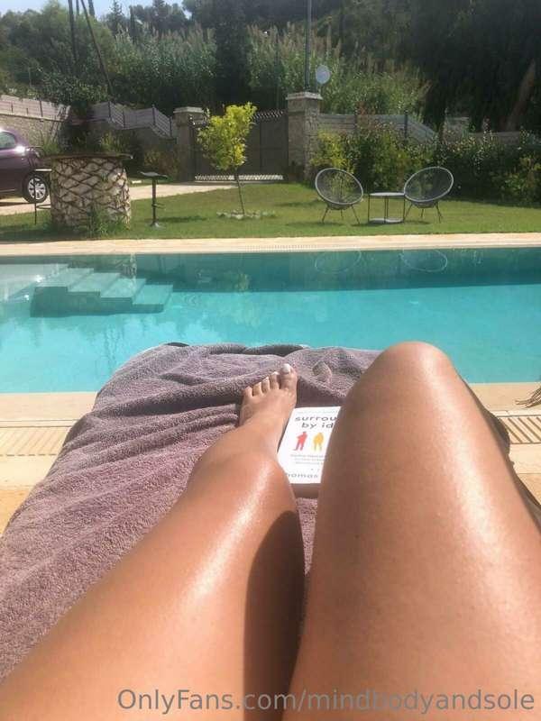 Tip for some sexy snaps of holiday feet into your inbox 😜
