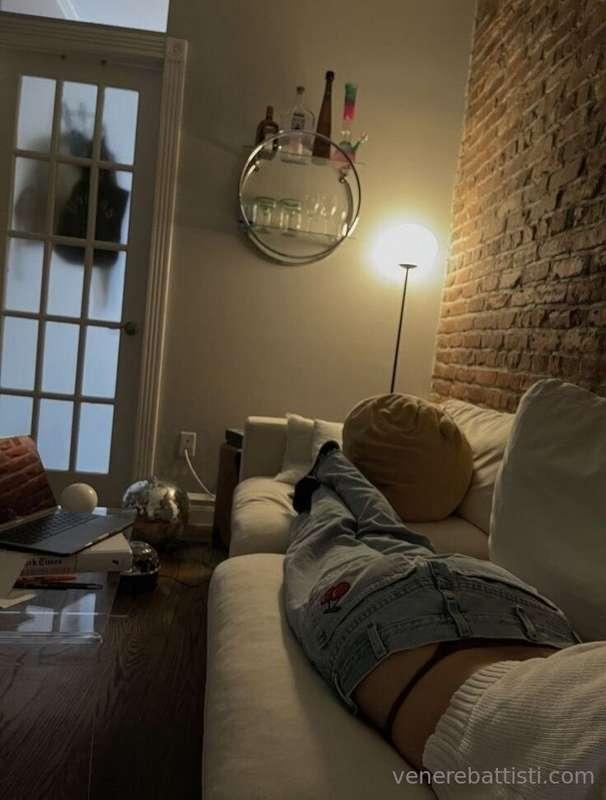 Mood serale 😴 Tu che fai quando ti rilassi sul divano dopo u..