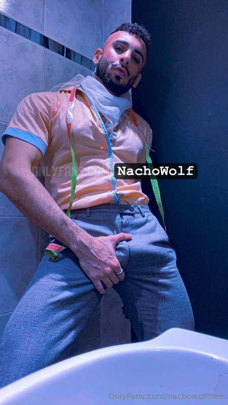 En medio de una noche de shows con la pija dura. Que les par..