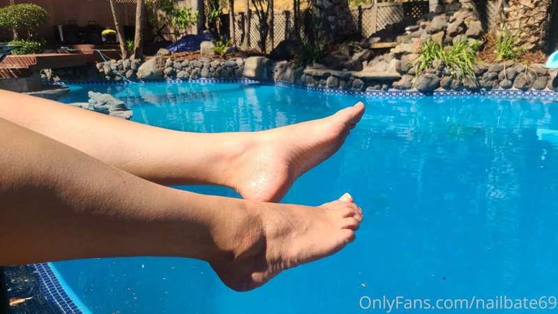 Pool toes 👣 do you want to swim with me? 😘