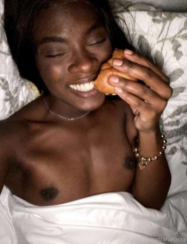 Dinner in bed? 😏