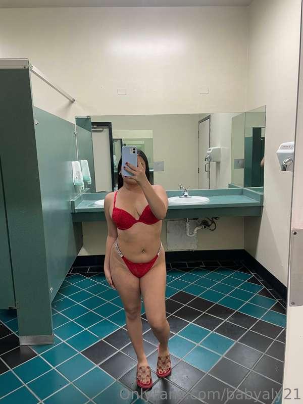 How does red look on me?❤️