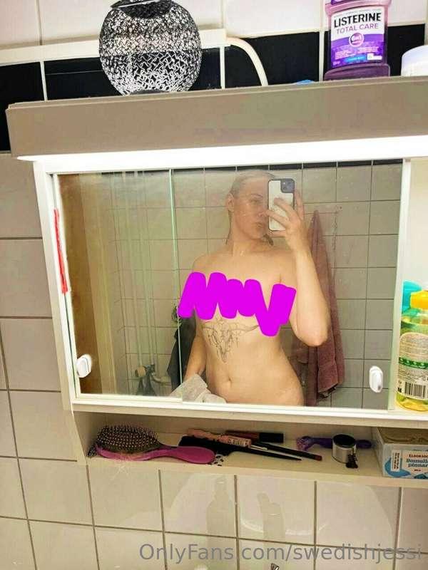 Who need's clothes when you have a mirror and a camera? 😘
