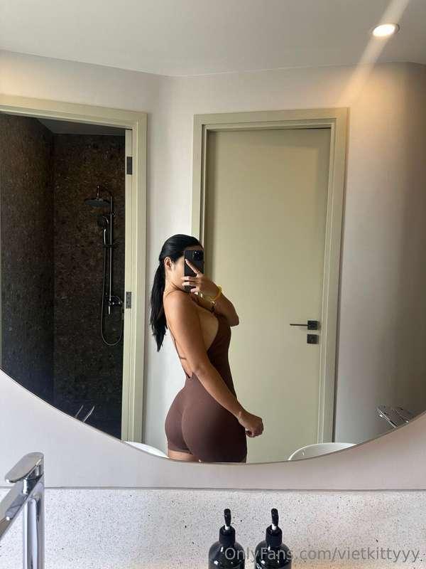 Who wants to get between these cheeks? 🥵🍆