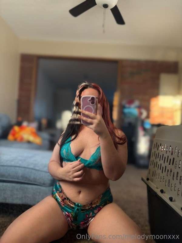I'm craving for some attention today.. wanna give it to me?😏