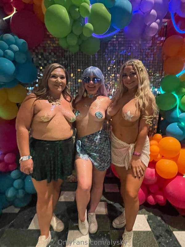 Mermaids gone wild! @hallienextdoor @littlespooner 
