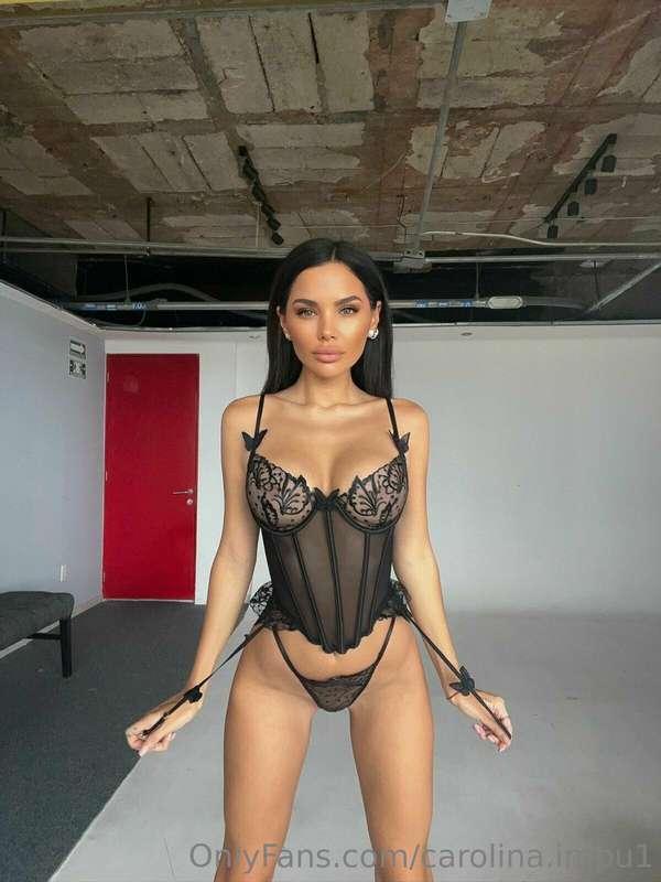 Bebe crees que me veo más sexy de negro y con corset o sin n..