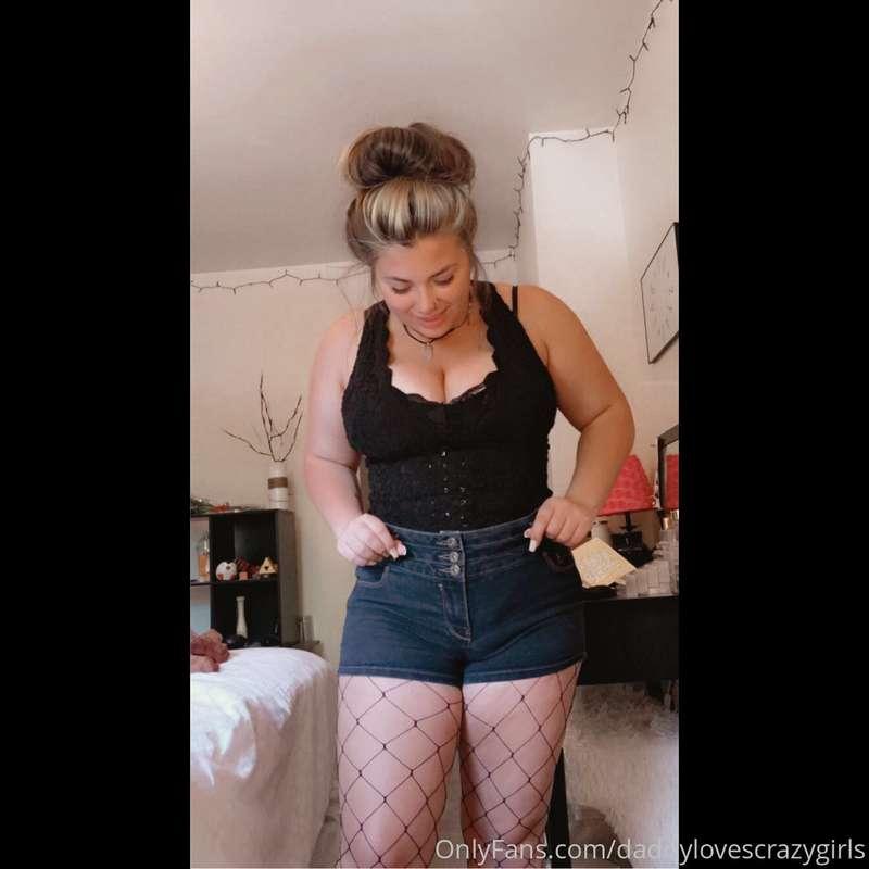 Outfit of the day (: I really love fishnets 🖤 wanna see me w..