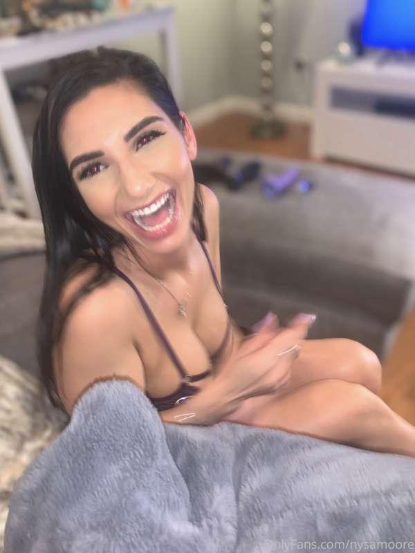 I’m home alone and SO horny! Tip me $20 to get my attention ..