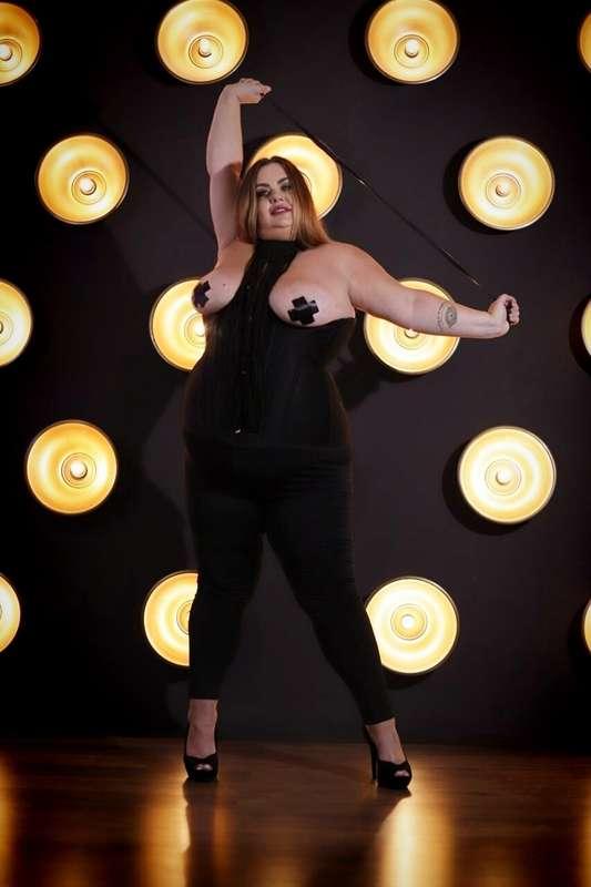 The curves of my body look so sexy