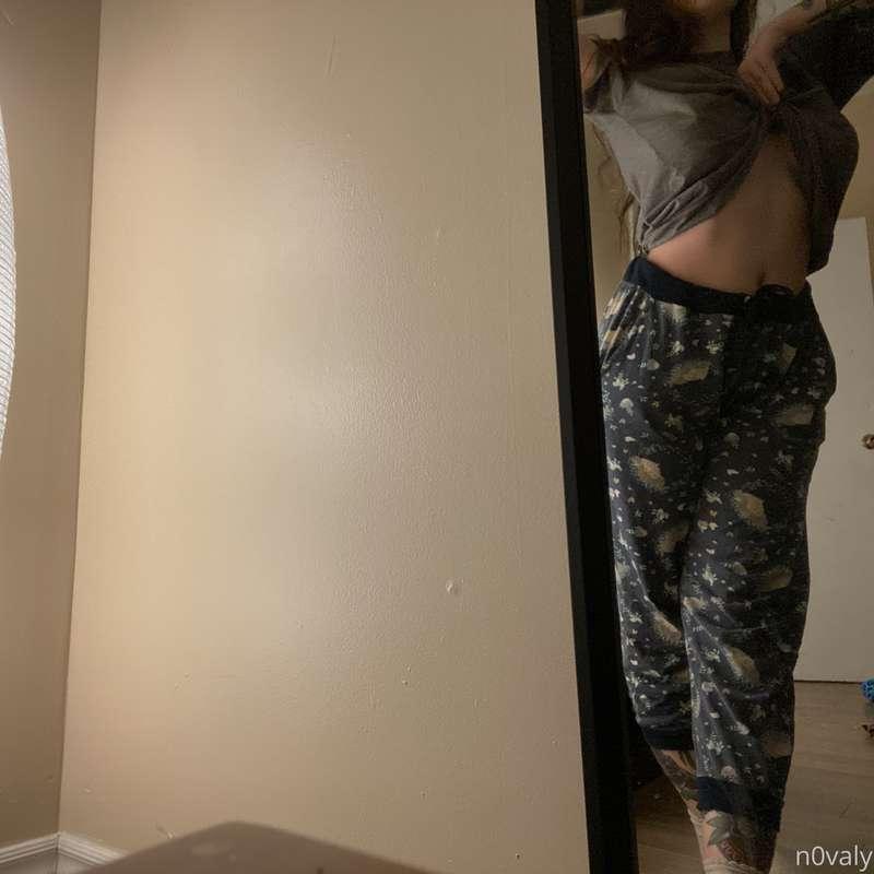 do we like cute pyjama mirror nudez?