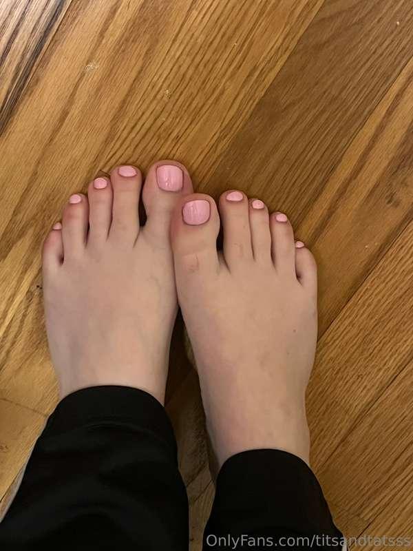 who else loves feet 😛 wanting my toes sucked on 🫦