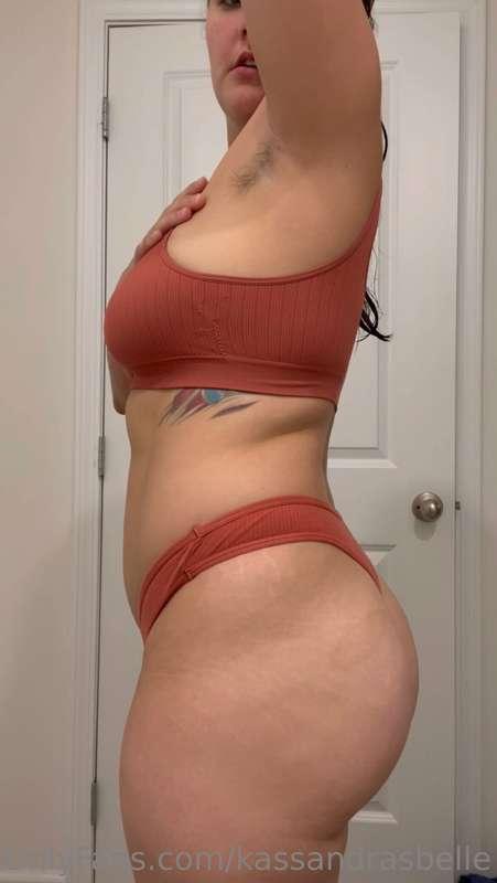 Matching orange thong & bra 🧡💖 fresh out of the shower.